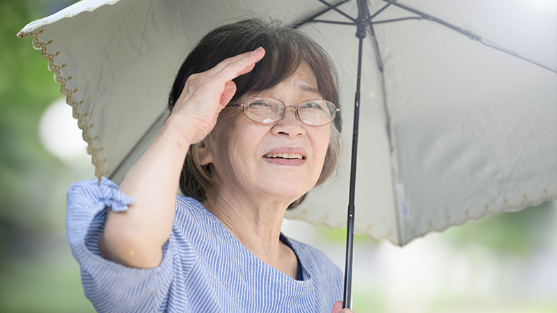 日傘をさす女性高齢者