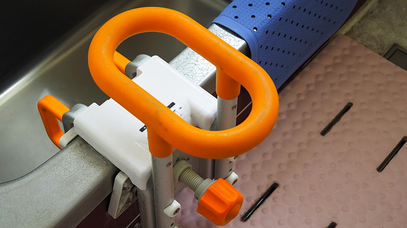 高齢者がいるお宅では転倒防止のために浴槽手すりをつけましょう