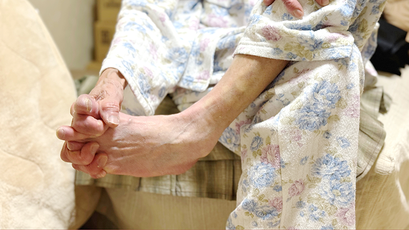 足首回しをする高齢者