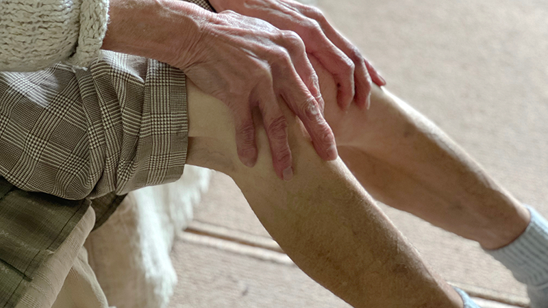 脚が細くなってしまった高齢者