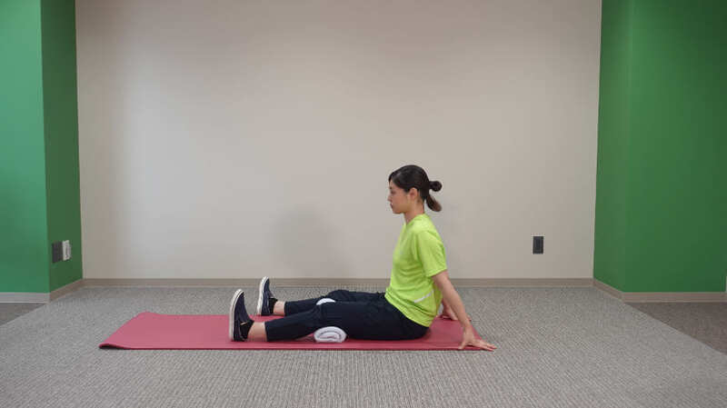 膝押しつぶし運動を行う女性
