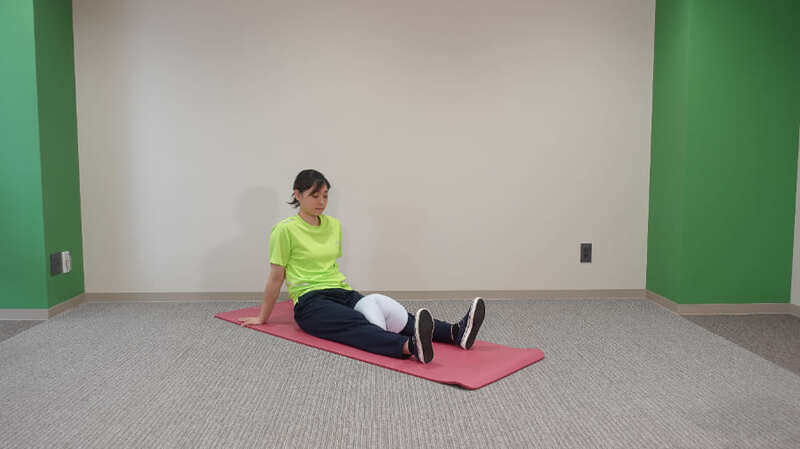 膝挟み運動を行う女性