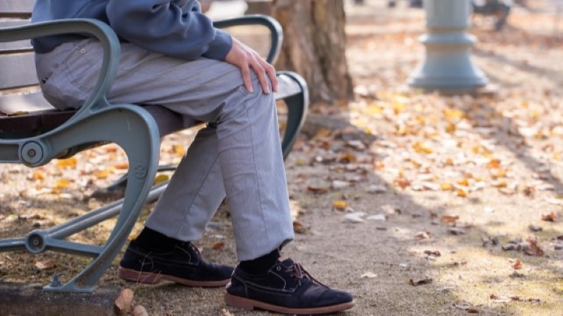 立ち上がれない男性