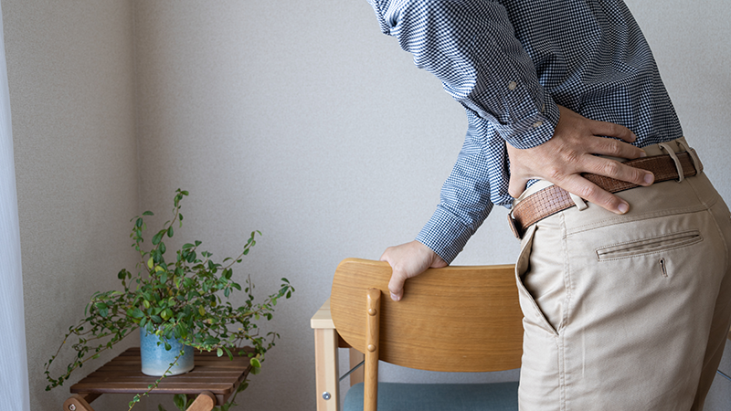 腰痛を気にする男性