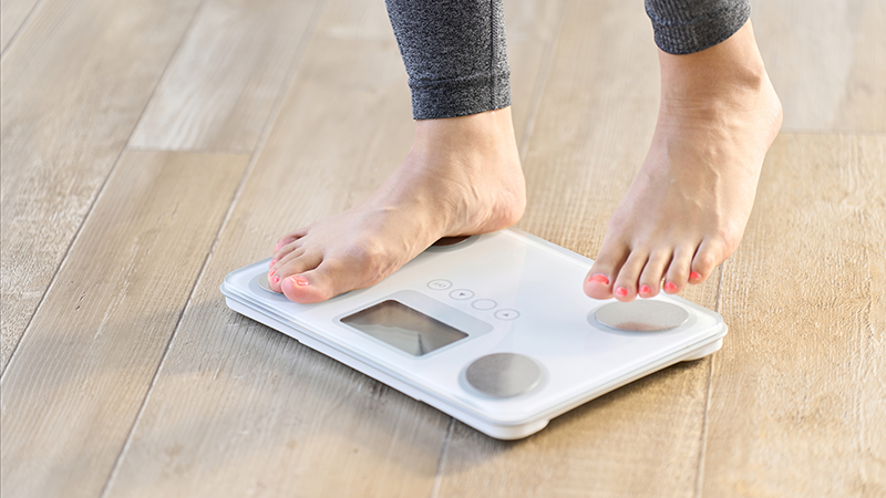 体重計に乗るシニア女性
