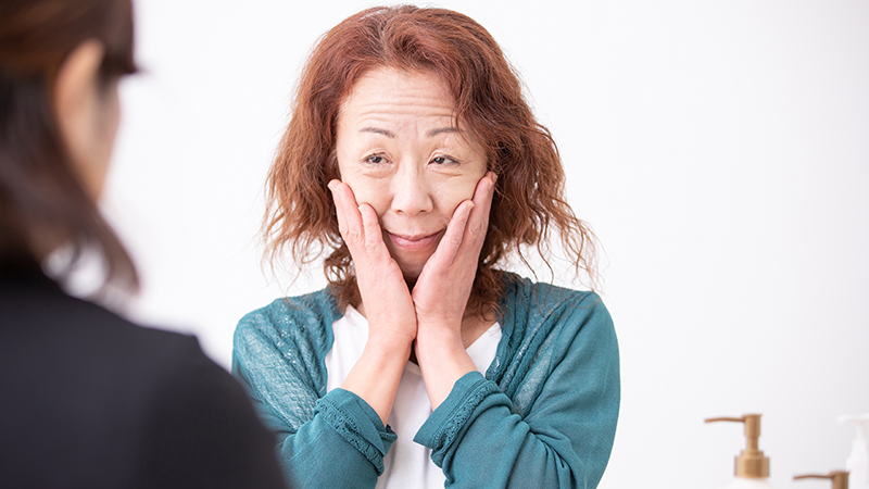美容整形の相談をするお母さん