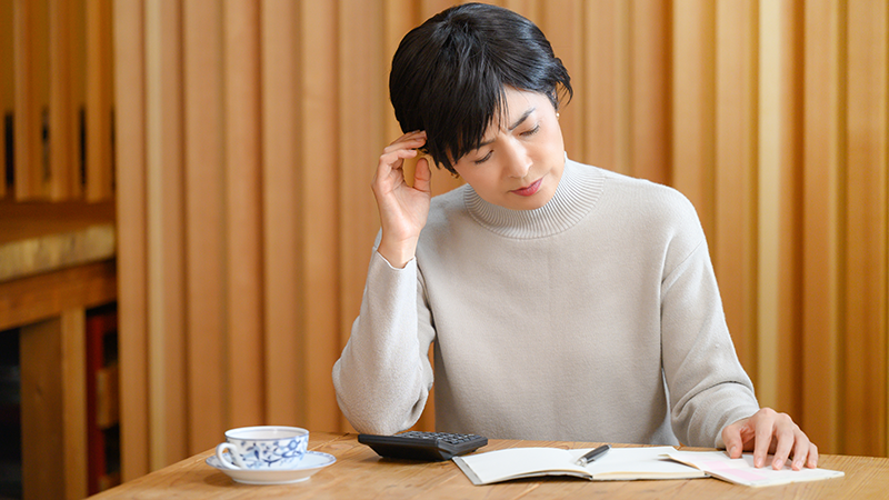 医療費控除を確定進行で受けるために悩む娘さん