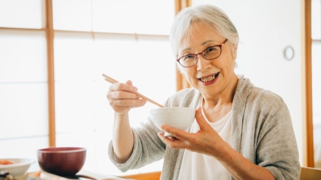笑顔で食事をする女性