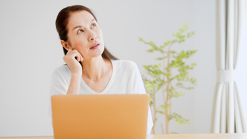 考え中のシニア女性 