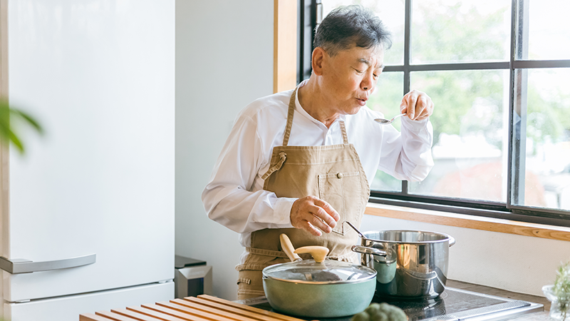 調理をするシニア男性 