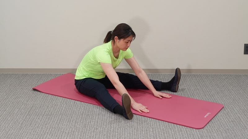 太もも内側のストレッチを行う女性