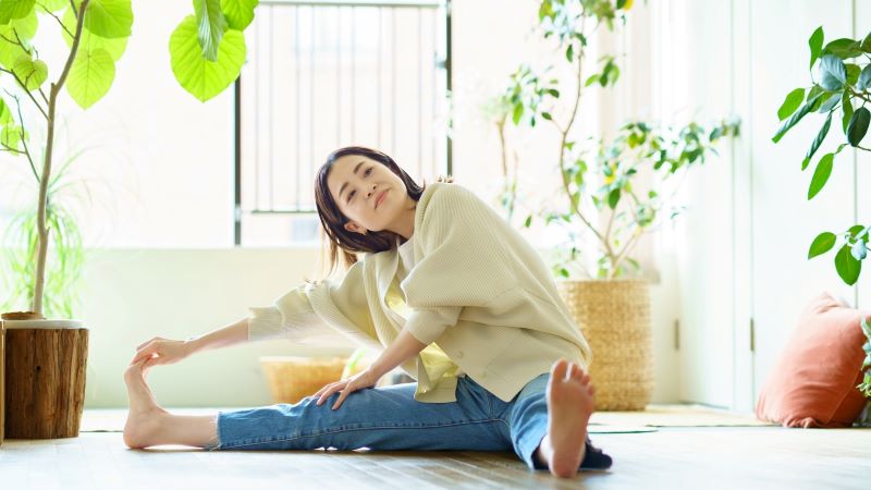 座りっぱなしで腰を痛めている女性