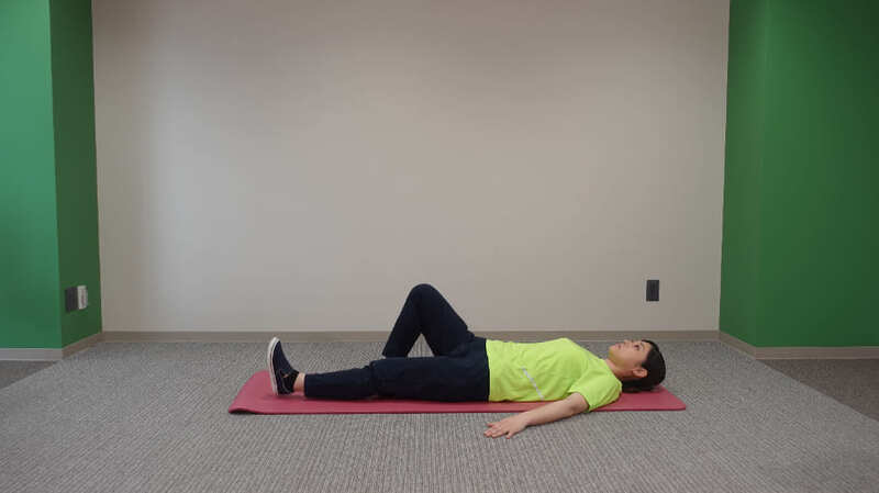 太もも前を鍛える運動を行う女性