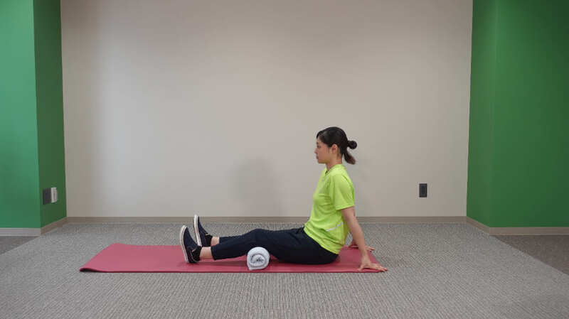 太ももの前の運動を行う女性