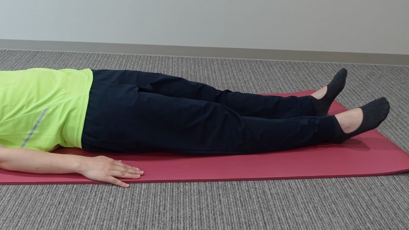 お尻を鍛える運動を行う女性