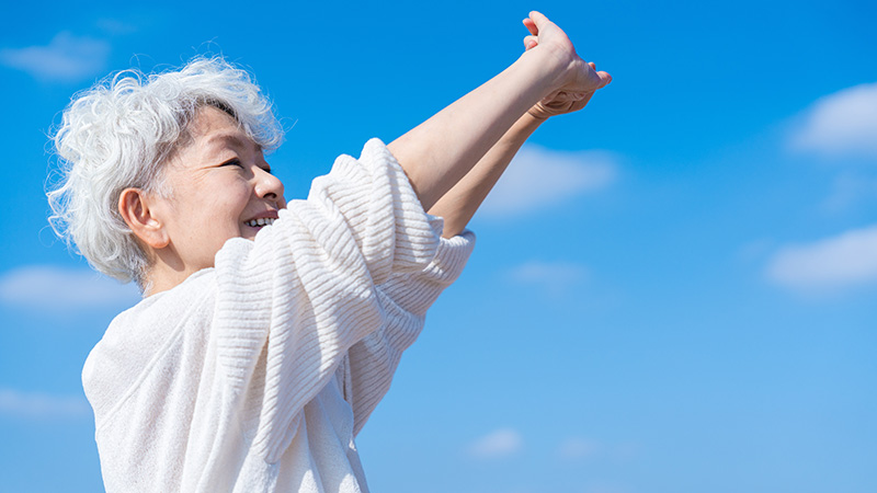 自然の中で呼吸しているシニア