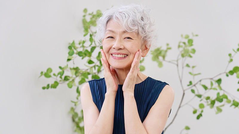 口を動かしているシニア