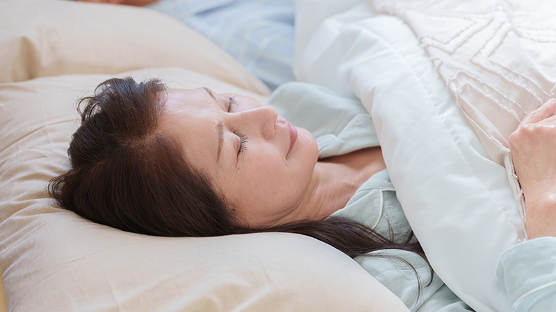 快適に眠っている女性 