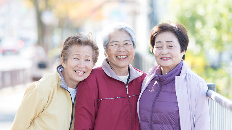 定期的に運動をしてはつらつとしている高齢者女性たち