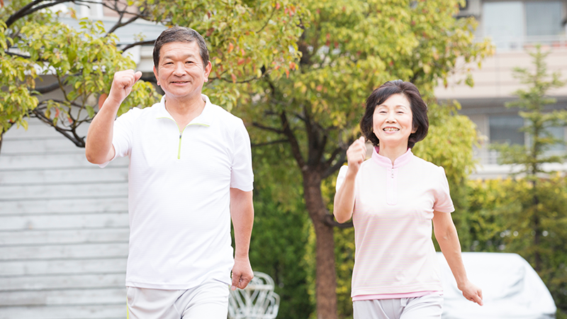朝のウォーキングを始めたばかりの高齢者夫婦