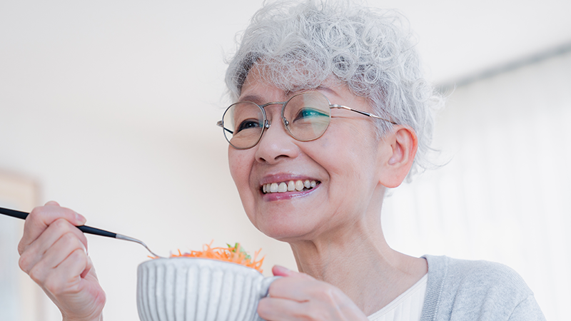 食事をするシニア