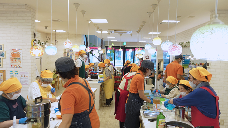 料理を楽しむ皆さん