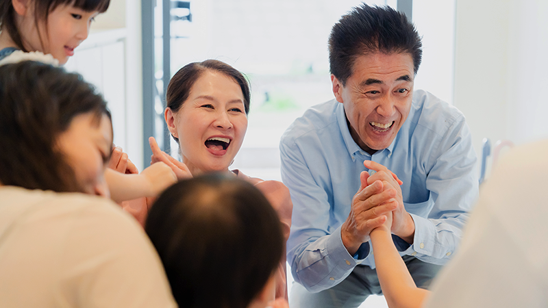 孫と過ごす高齢者