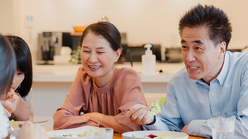 孫と食事する祖母