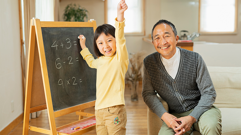 学びを楽しむシニアと孫