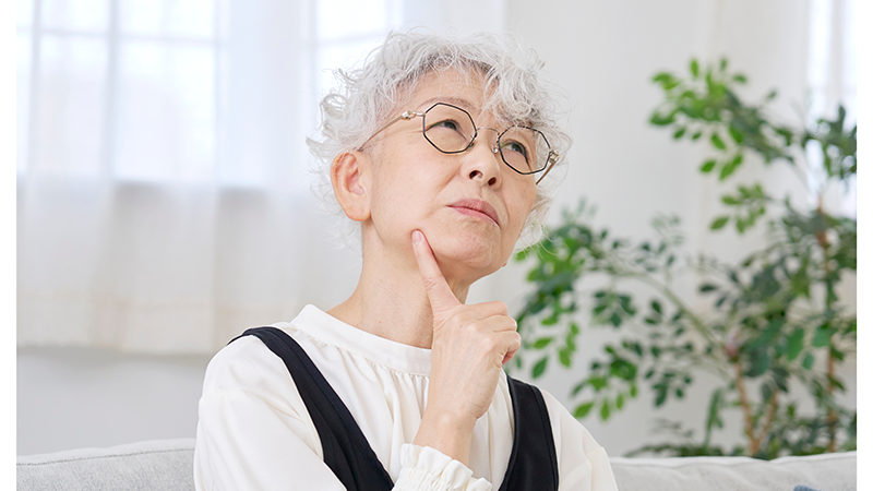 考えごとをしているの高齢女性