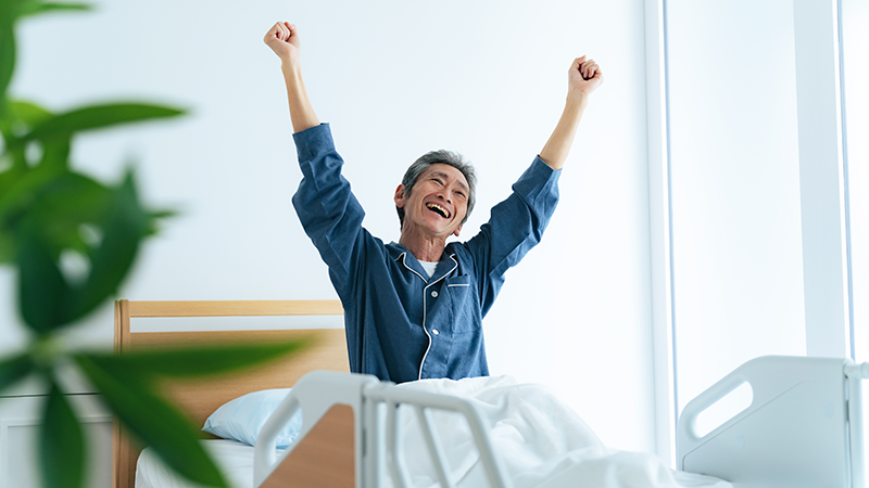 爽快に目が覚めた高齢男性