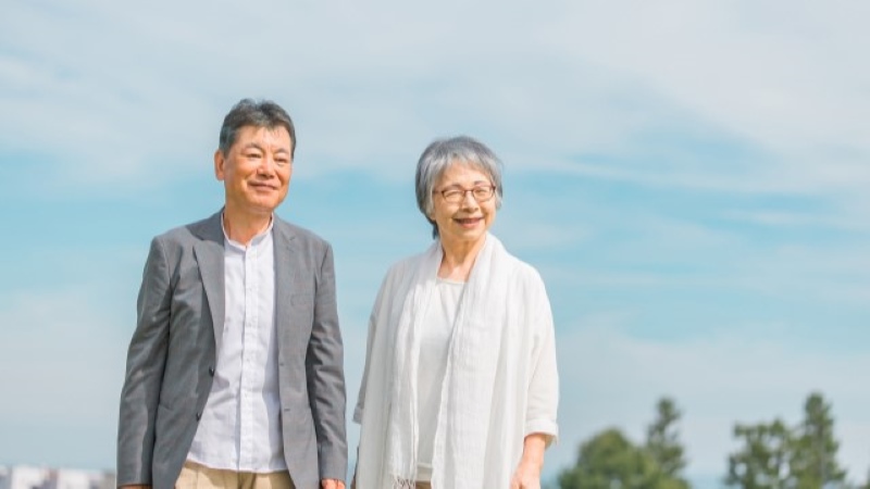 一緒に街を歩く高齢夫婦