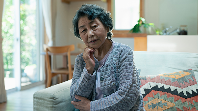 大人用紙おむつの横漏れに悩む高齢者