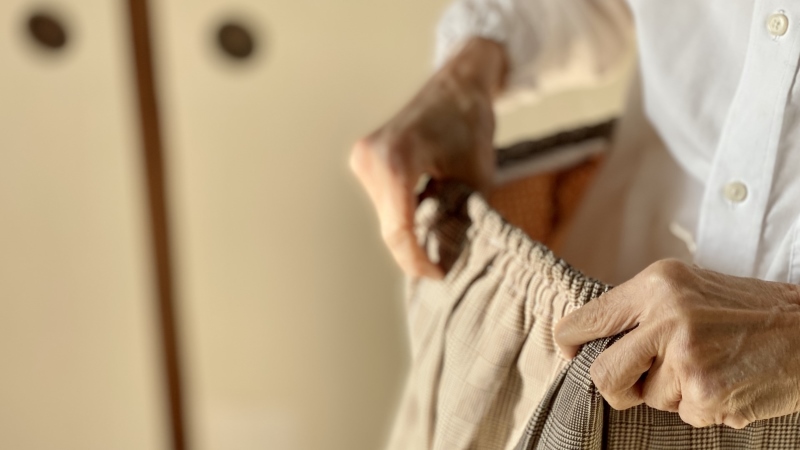 スカートをひっぱる高齢者