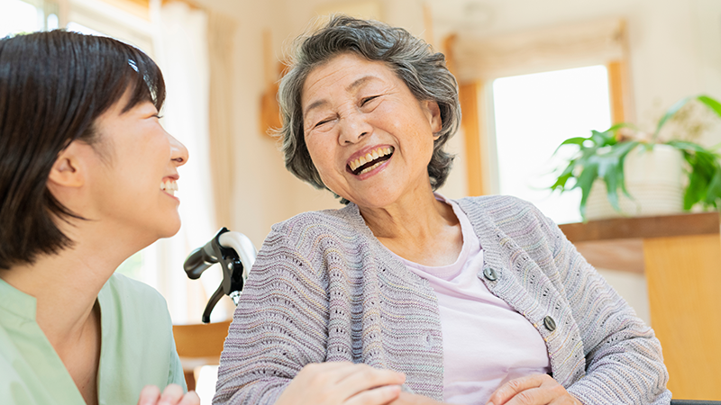 大人用紙おむつで不快な思いをしていない笑顔の高齢者