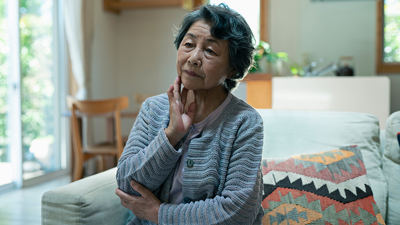 パンツタイプの大人用紙おむつについて悩む高齢者