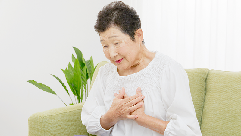 体調がすぐれない高齢女性