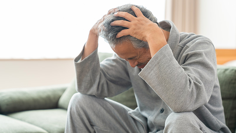 シニア男性がベッドで疲れている