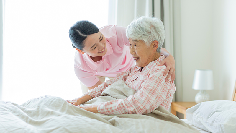 起床したシニア女性