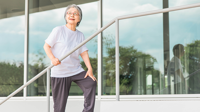階段を上るシニア