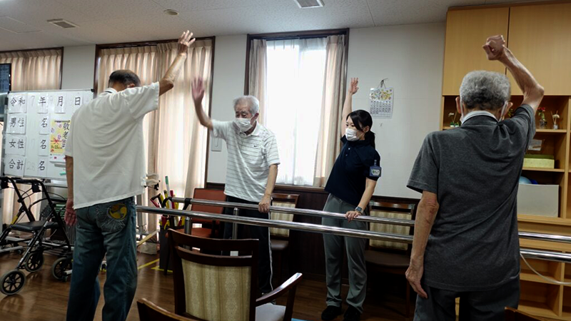 手を上げるシニア男性