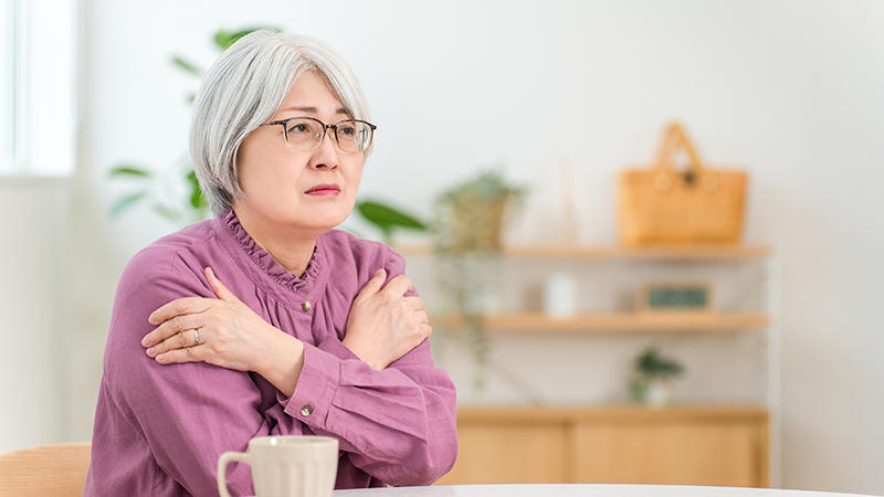 気温差を感じるシニア女性