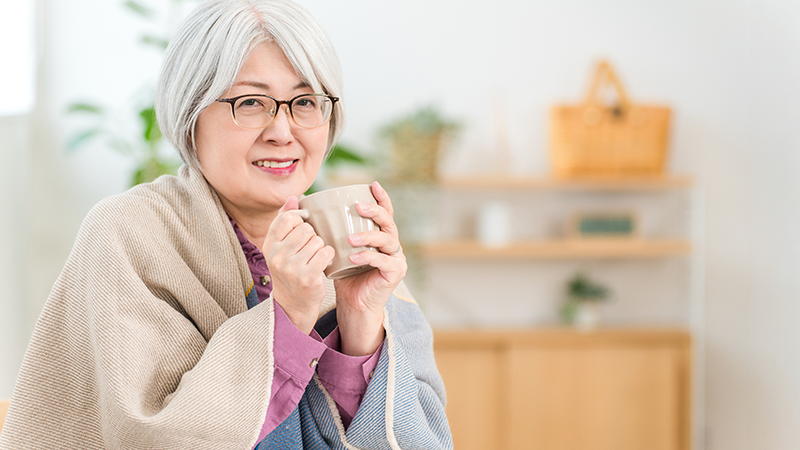 温まるシニア女性