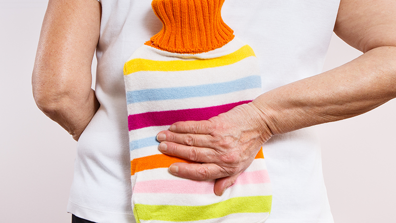 湯たんぽで腰を温める人