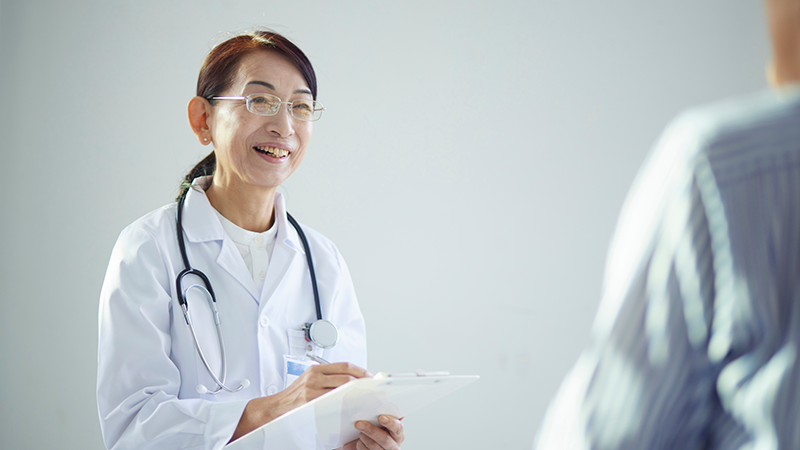 お医者さんに健康状態を相談する高齢者