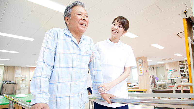 退院にむけて病院でリハビリテーションを受ける高齢者