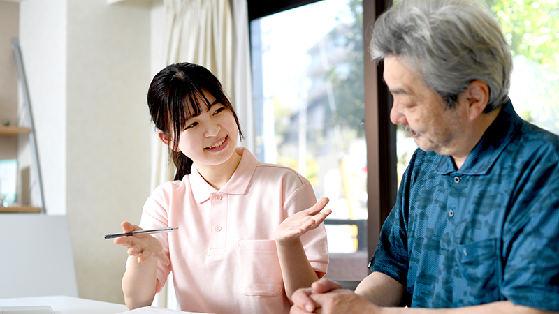 高齢者から発語の相談を受ける言語聴覚士