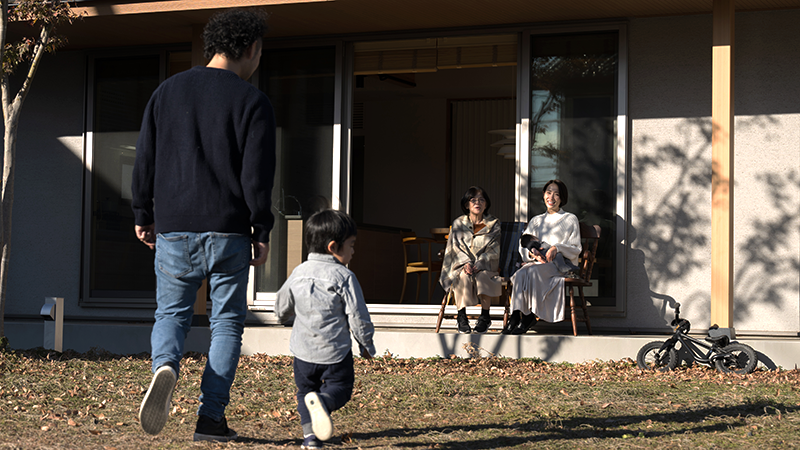青空の下で元気な家族