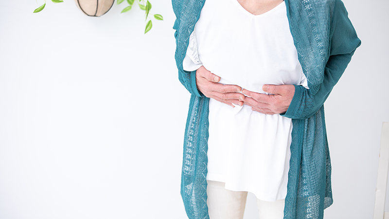 腹痛に悩むシニア女性