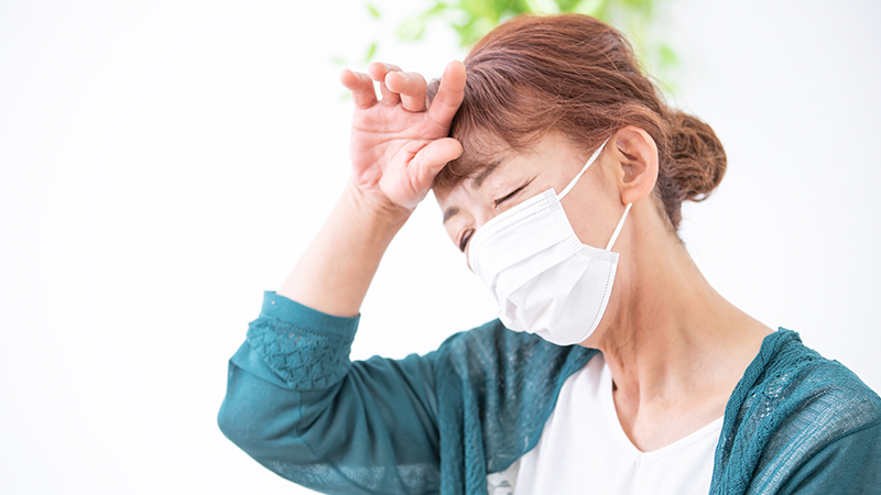 マスクをするシニア女性